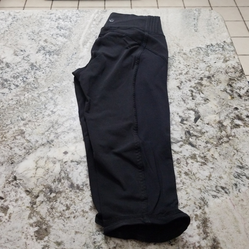 Lululemon black crop size 4